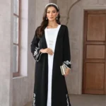 عباءة أنيقة باللون الأسود مع صرمة أبيض
