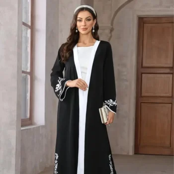 عباءة أنيقة باللون الأسود مع صرمة أبيض
