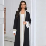 عباءة أنيقة باللون الأسود مع تفاصيل بيج وبيضاء