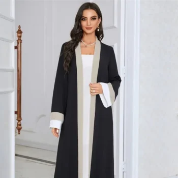 عباءة أنيقة باللون الأسود مع تفاصيل بيج وبيضاء