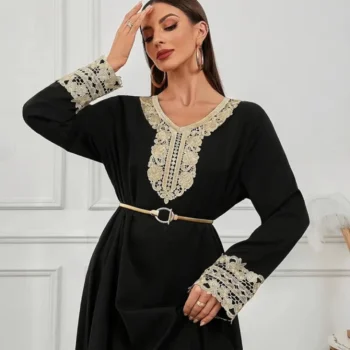 عباية أسود أنيقة بتطريز ذهبي